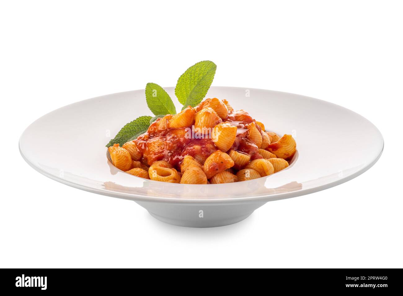 Makkaroni-Pasta mit roter Bolognese-Tomatensoße mit Salbeiblättern in weißem Gericht, italienische Pasta namens Pipette (kleine Pfeife), isoliert auf weißem Boden mit Clip Stockfoto