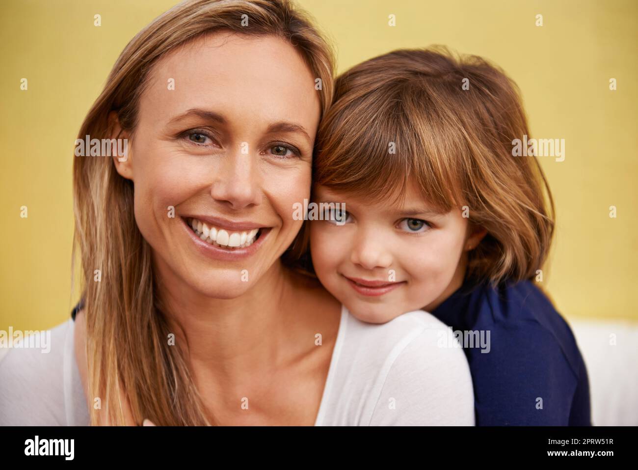 Mama und ich. Porträt einer liebevollen Mutter und Tochter zu Hause. Stockfoto