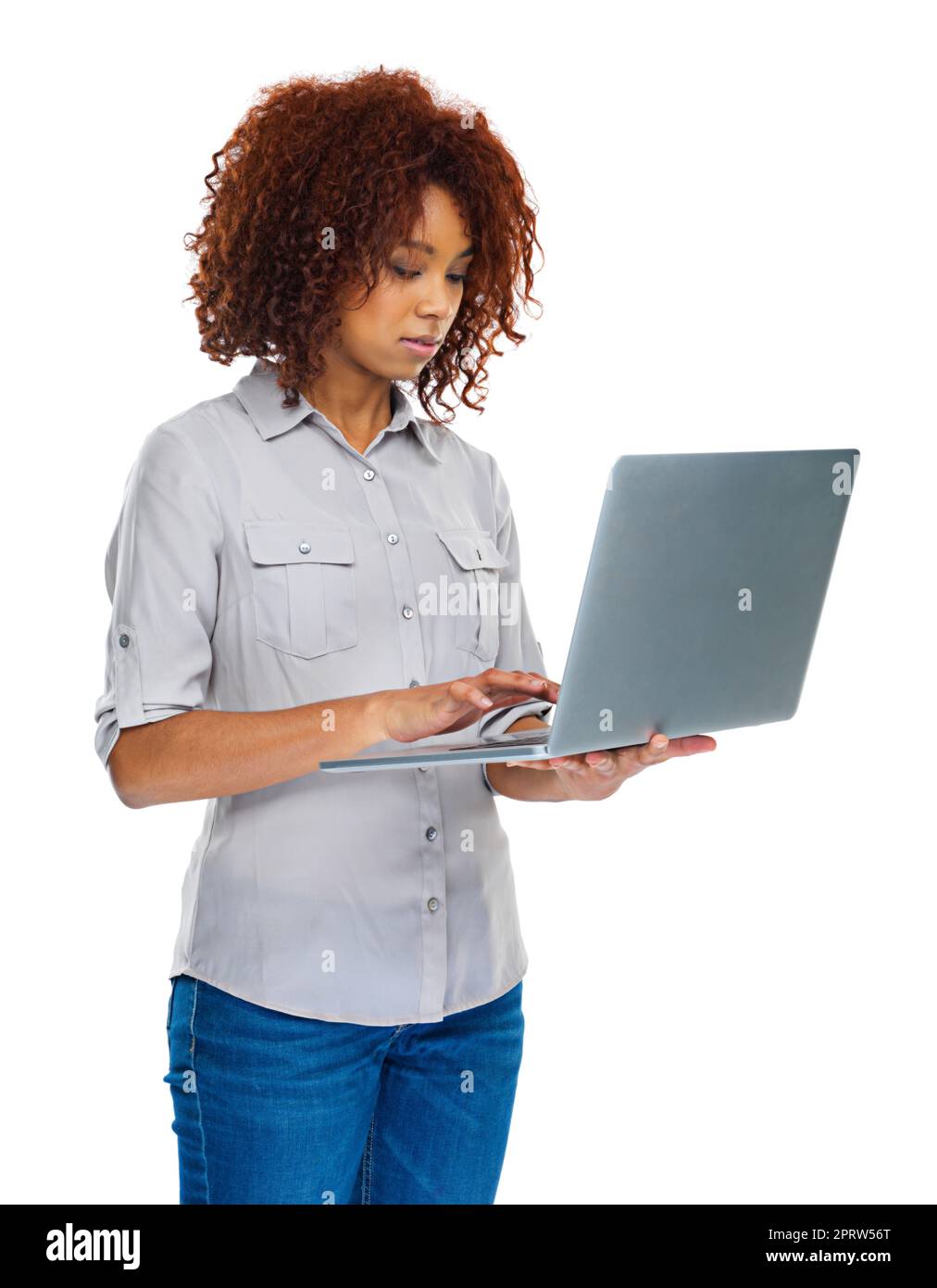 Modernes Leben und moderne Technik. Eine junge Frau, die einen Laptop auf Weiß isoliert verwendet. Stockfoto