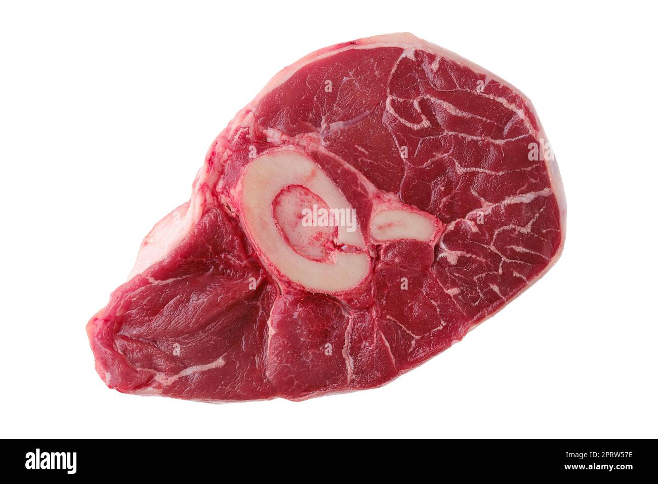 Übersichtsansicht des Kreuzschnitts von rohem Rinderschaft, Ossobuco auf weiß isoliert Stockfoto