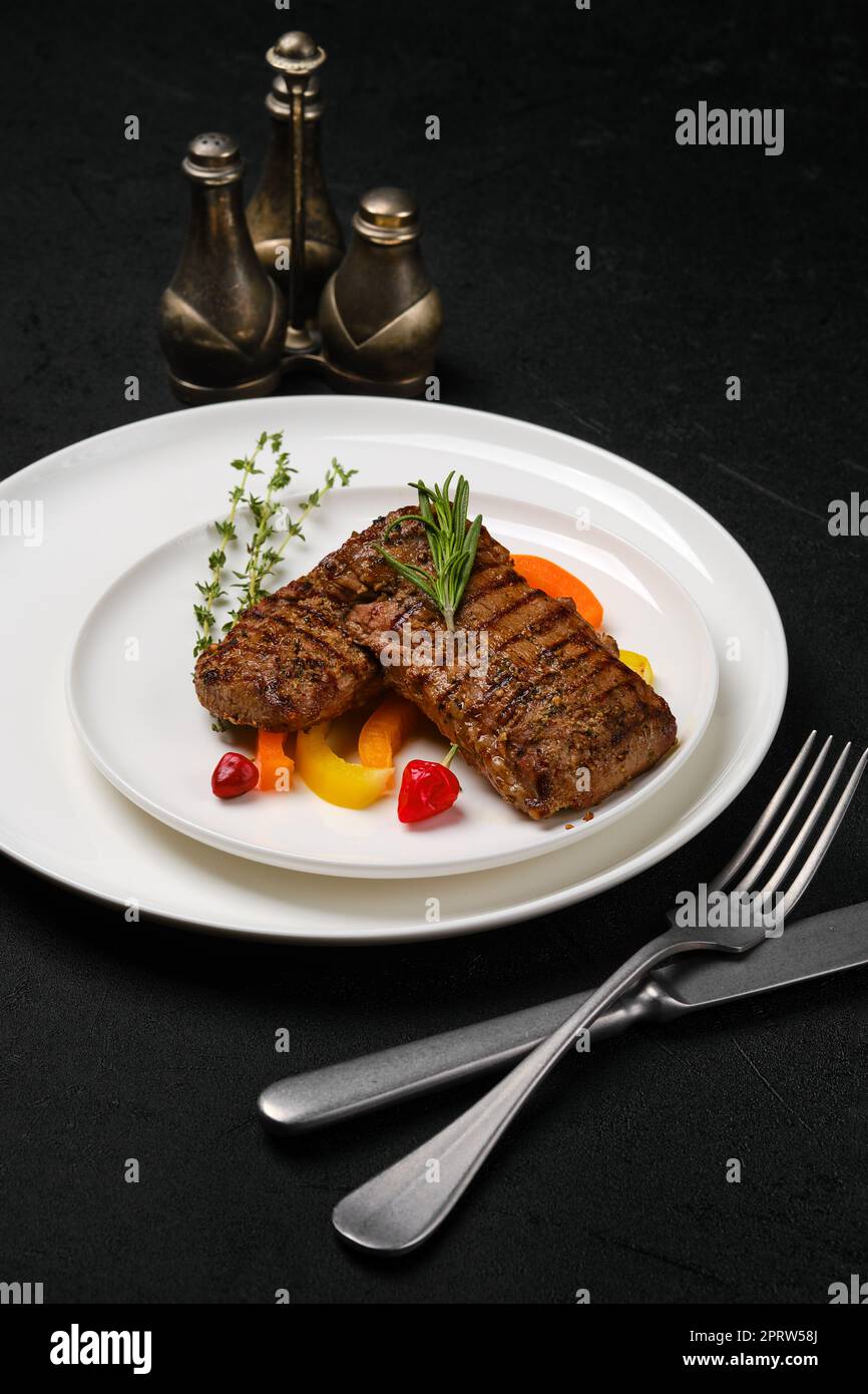 Zwei gegrillte Steaks auf einem Teller Stockfoto