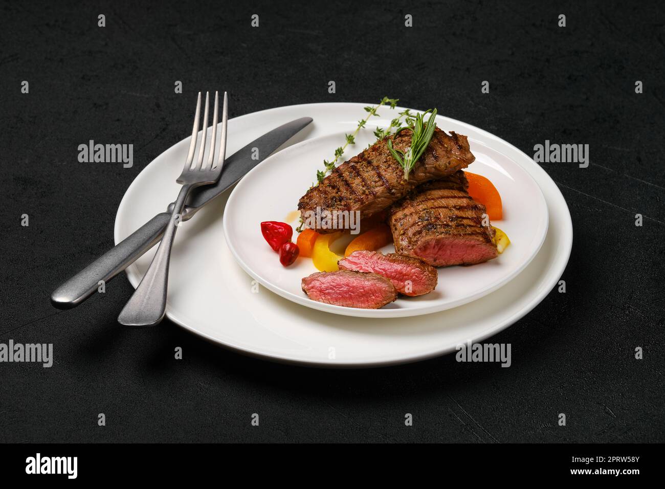 Gegrillte Steaks in Scheiben auf einem Teller Stockfoto