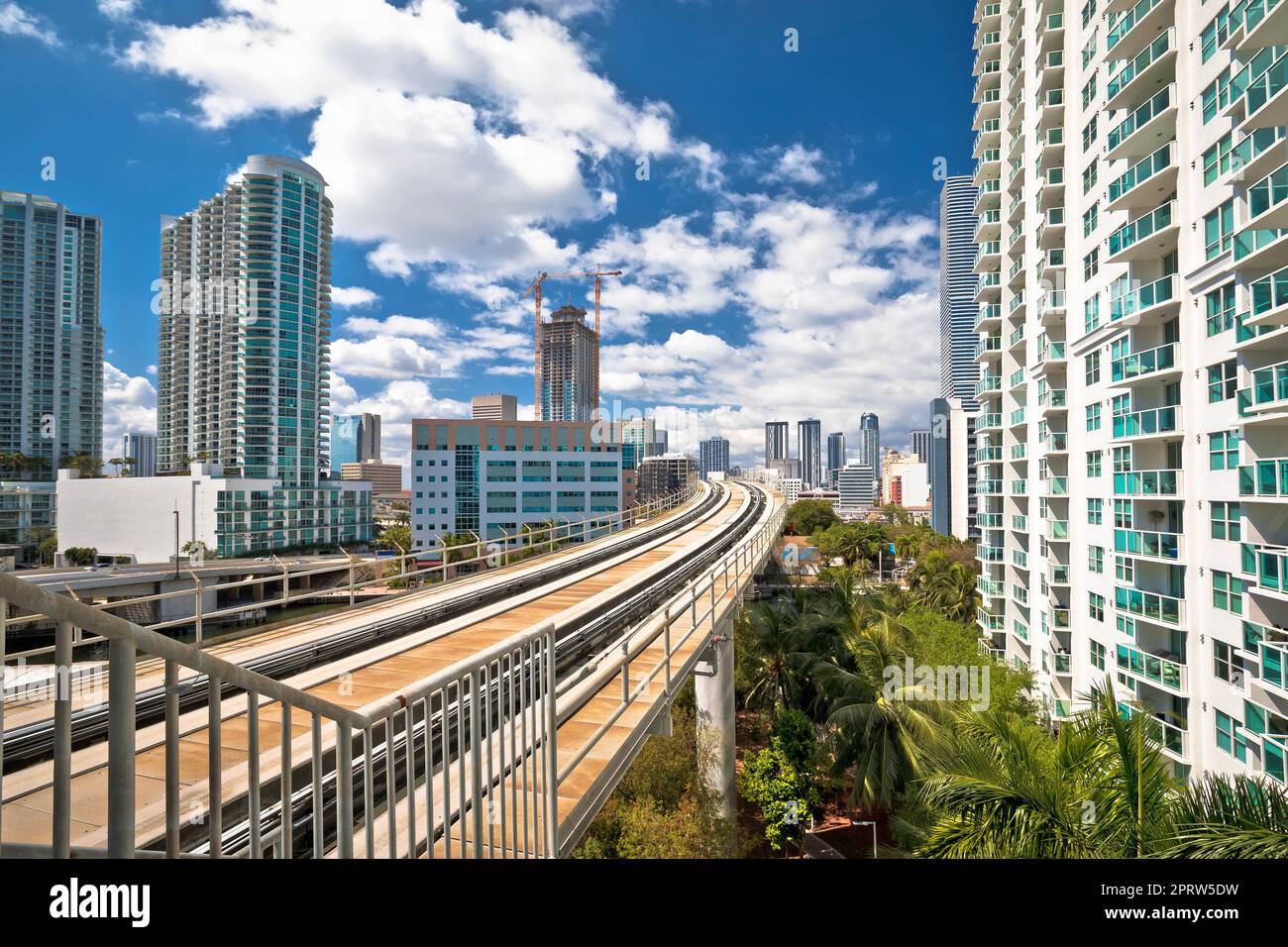 Blick auf die Skyline von Miami und den futuristischen Mover Train Stockfoto
