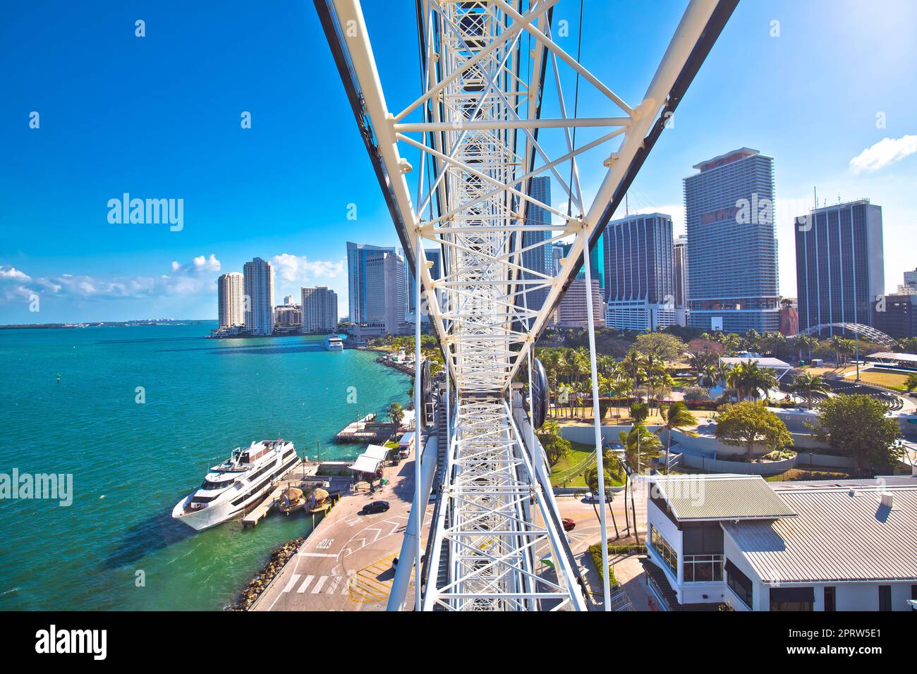 Blick auf die Skyline von Miami und das Wasser vom Aussichtsrad Stockfoto