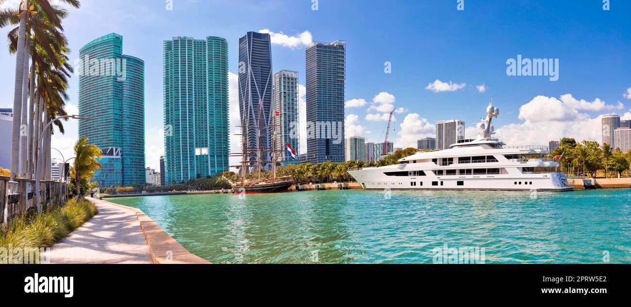Blick auf den Yachthafen und die Wolkenkratzer am Ufer von Miami Stockfoto