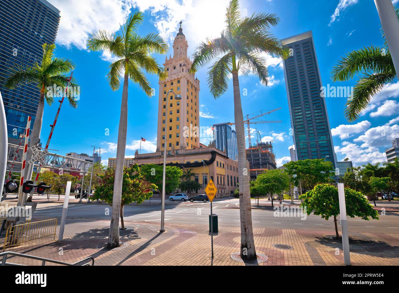 Freedom Tower mit Blick auf die Straße von Miami Stockfoto