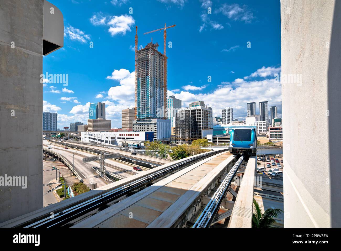 Die Skyline von Miami und der futuristische Mover Train im Bundesstaat Florida Stockfoto
