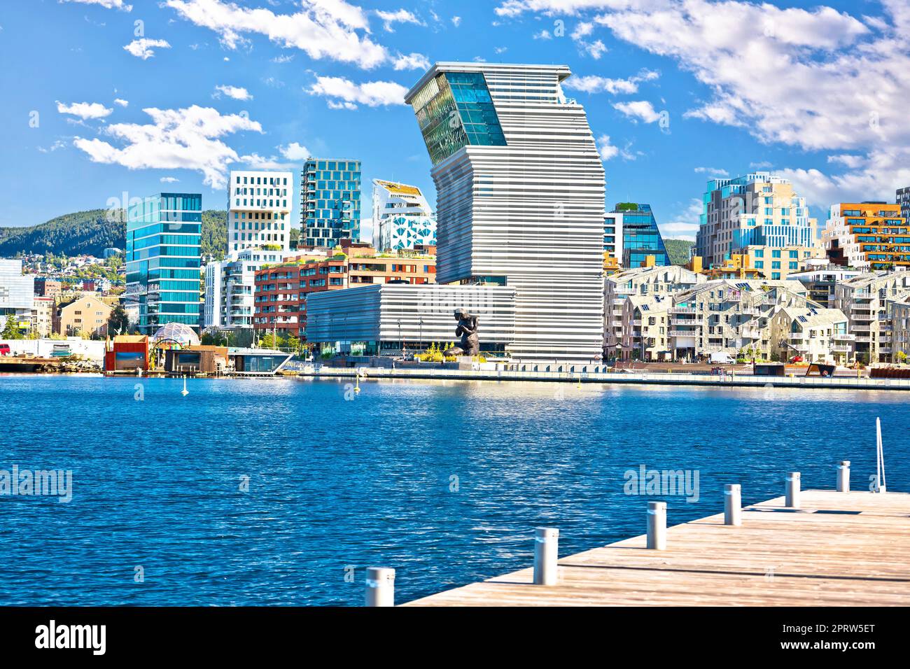 Zeitgenössische Architektur mit Blick auf das Wasser von Oslo Stockfoto