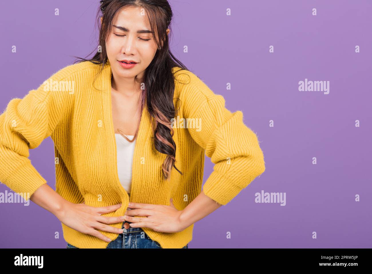 Weibliche Bauchschmerzen mit Magenschmerzen Stockfoto