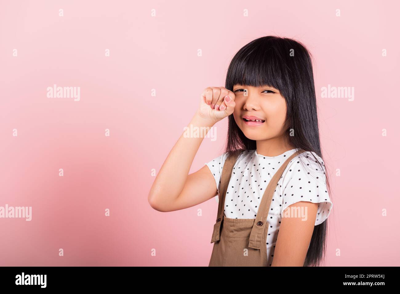Asiatische kleine Kind 10 Jahre alt schlechte Laune ihr Schrei wischen Tränen mit den Fingern Stockfoto