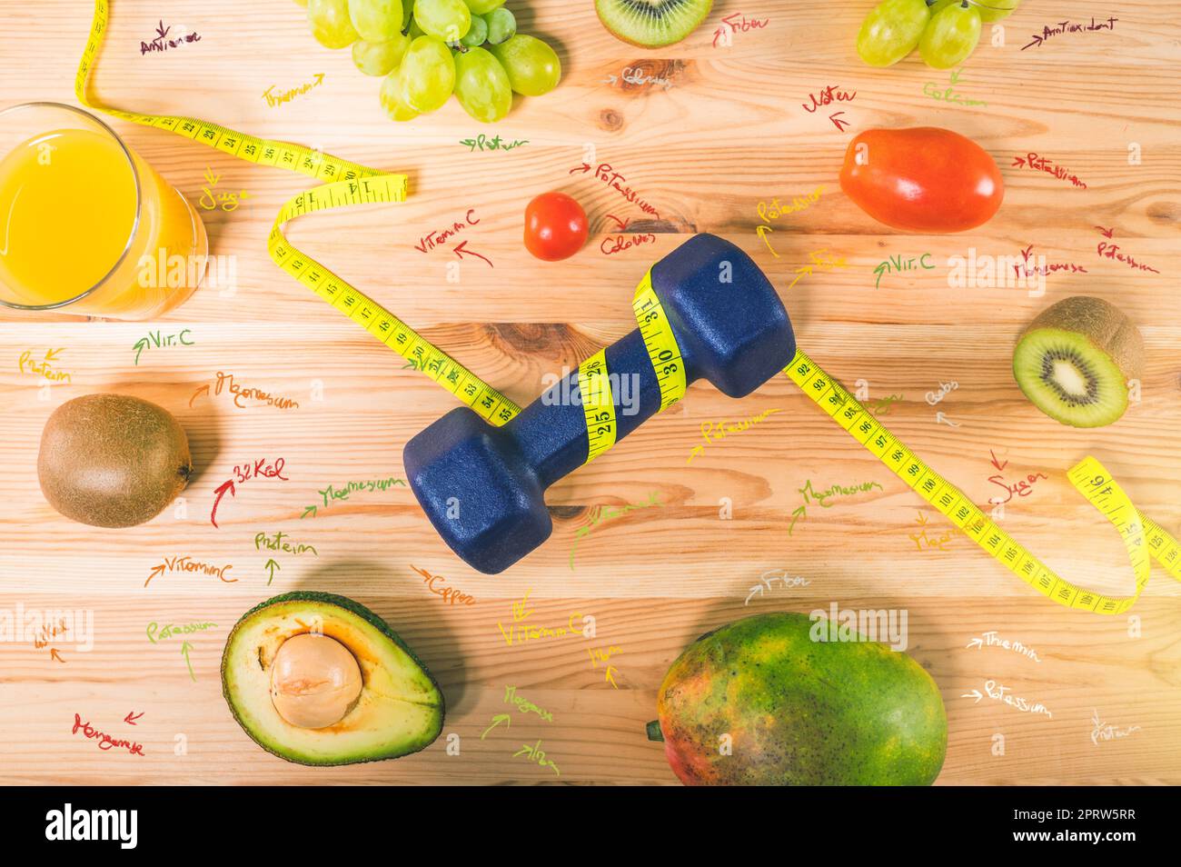 Fitness mit Hantel und echtes Essen mit frischem Obst Stockfoto