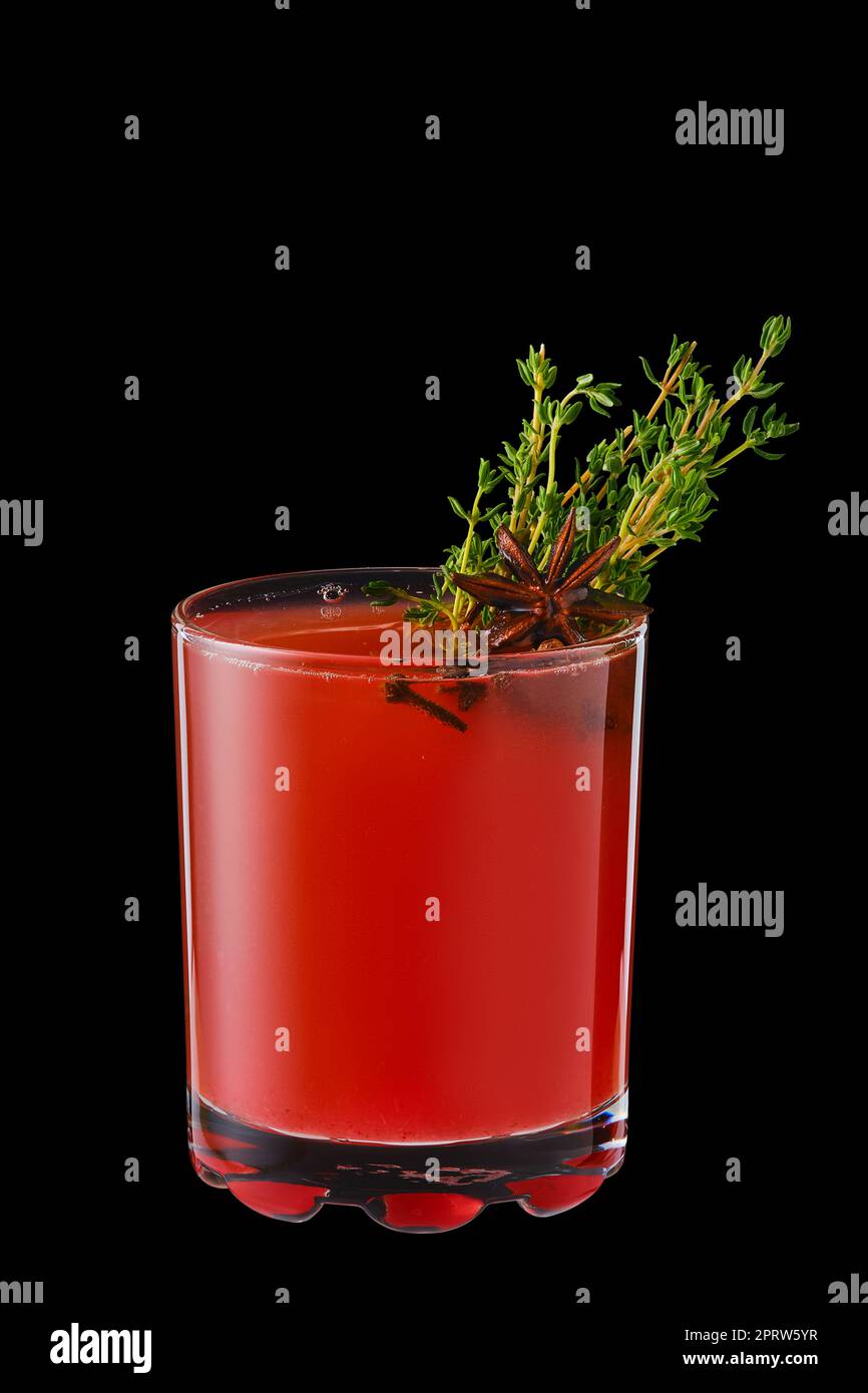 Heißes Cranberry-Wintergetränk mit Thymian, Nelken und Anis Stockfoto