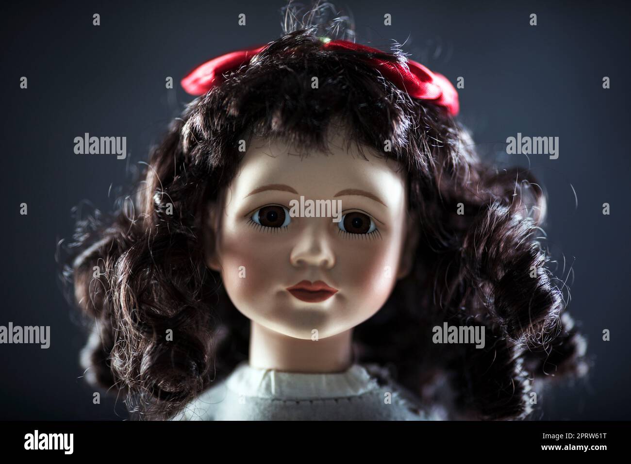 Vintage Puppe Gesicht auf dunklem Hintergrund Stockfoto