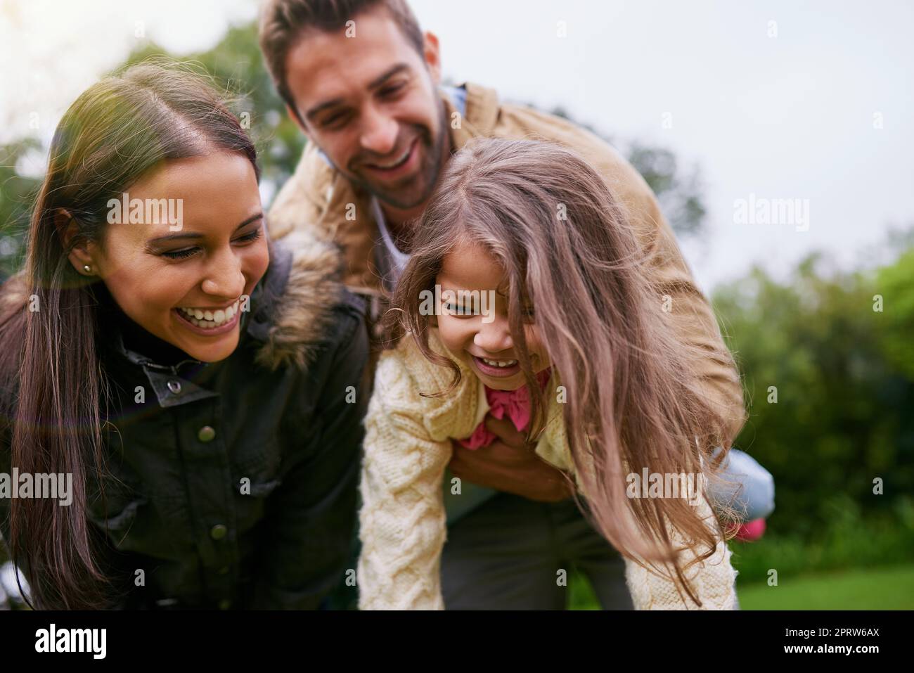 Kinder sind ein Geschenk. Eine junge Familie von drei Kindern genießt einen Tag im Park. Stockfoto