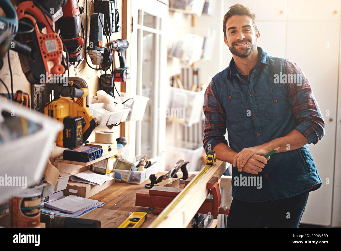 Ich liebe es, mit meinen Händen zu arbeiten. Porträt eines Mannes, der in seiner Werkstatt steht. Stockfoto