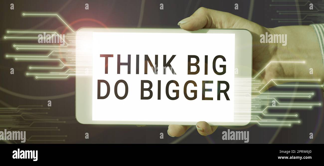 Schild mit der Meldung Think Big Do Bigger. Konzeptionelles Foto hebt die Stange und zielt weit höher als üblich Stockfoto