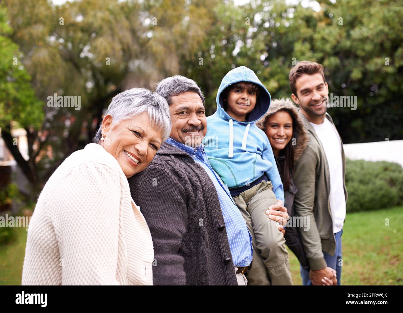 Besondere Zeit mit der Familie. Porträt einer Familie, die draußen Zeit miteinander verbringt. Stockfoto