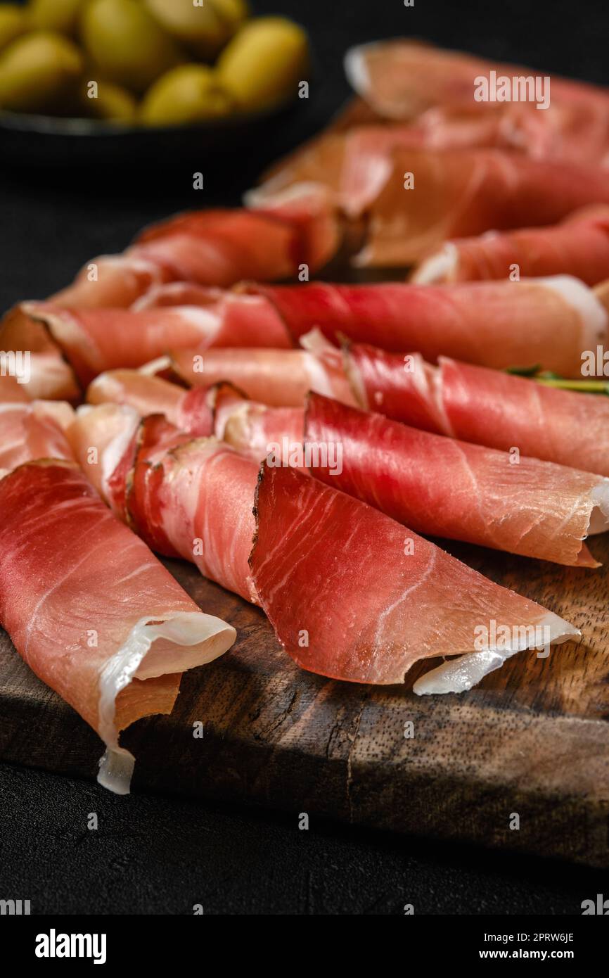 Nahaufnahme von Stücken Prosciutto-Schinken Stockfoto