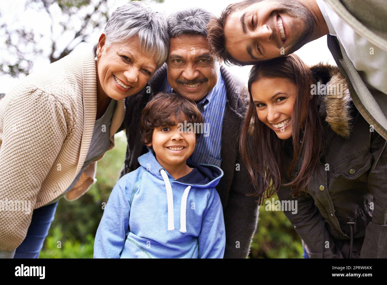Sie sind eine eng gestrickte Familie. Eine Familie mit mehreren Generationen, die sich für ein Selbstporträt posiert. Stockfoto