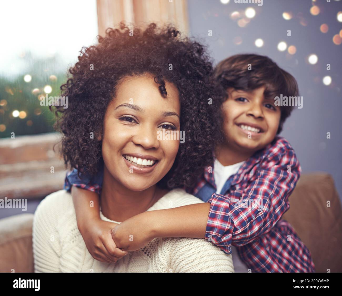 Er bringt so viel Freude in mein Leben. Porträt einer Mutter und eines Sohnes zu Hause. Stockfoto