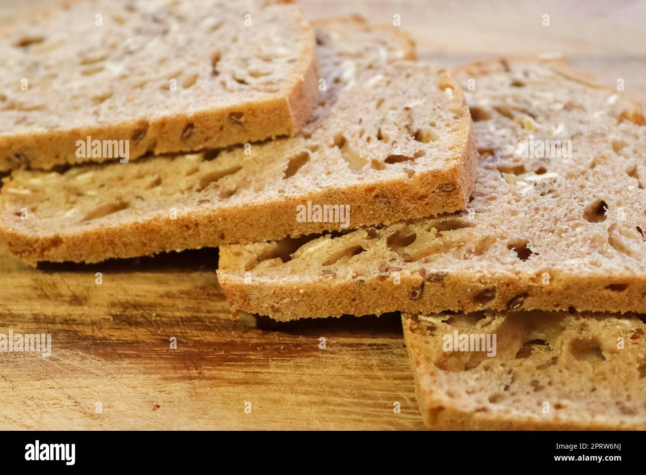 Selektive Fokussierung auf Scheiben von frisch gebackenem knusprigem Brot. Stockfoto