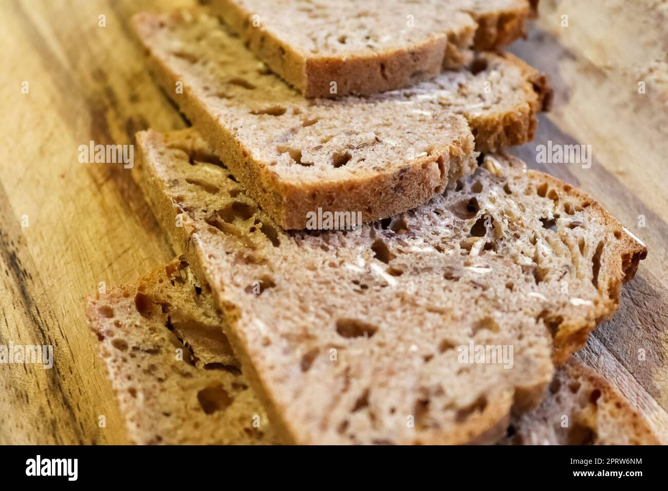 Selektive Fokussierung auf Scheiben von frisch gebackenem knusprigem Brot. Stockfoto