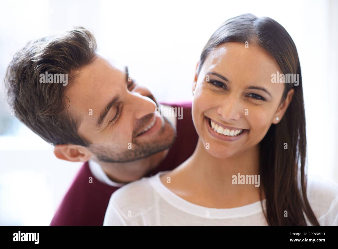 Ein junges Paar mit Zuneigung, das viel Zeit miteinander verbringt. Stockfoto