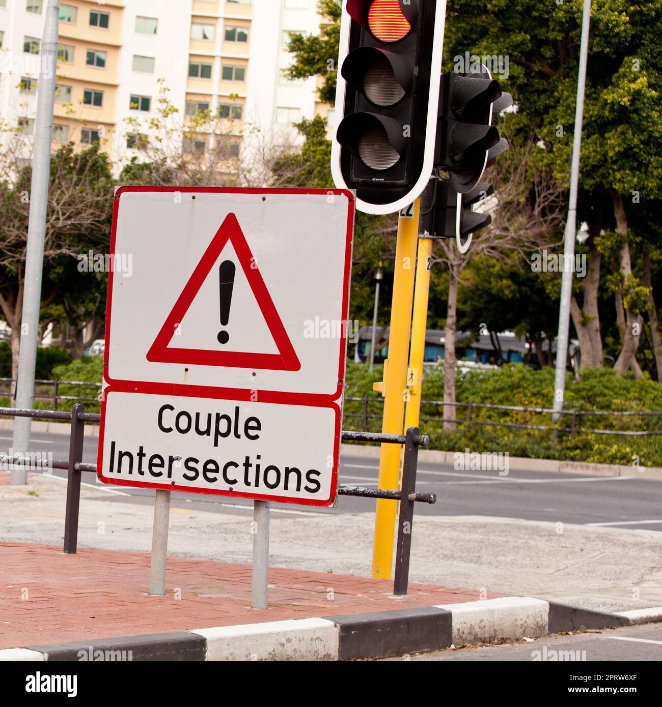 Paar Kreuzungen sind so ärgerlich zu einzelnen Kreuzungen. Ein humorvolles Zeichen. Stockfoto