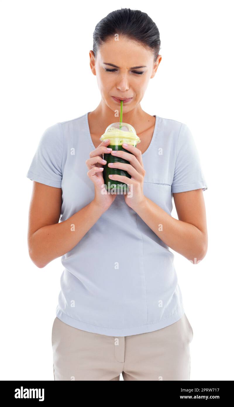 Ich weiß nichts davon...Studioaufnahme einer Frau, die einen Weizengras-Smoothie trinkt. Stockfoto