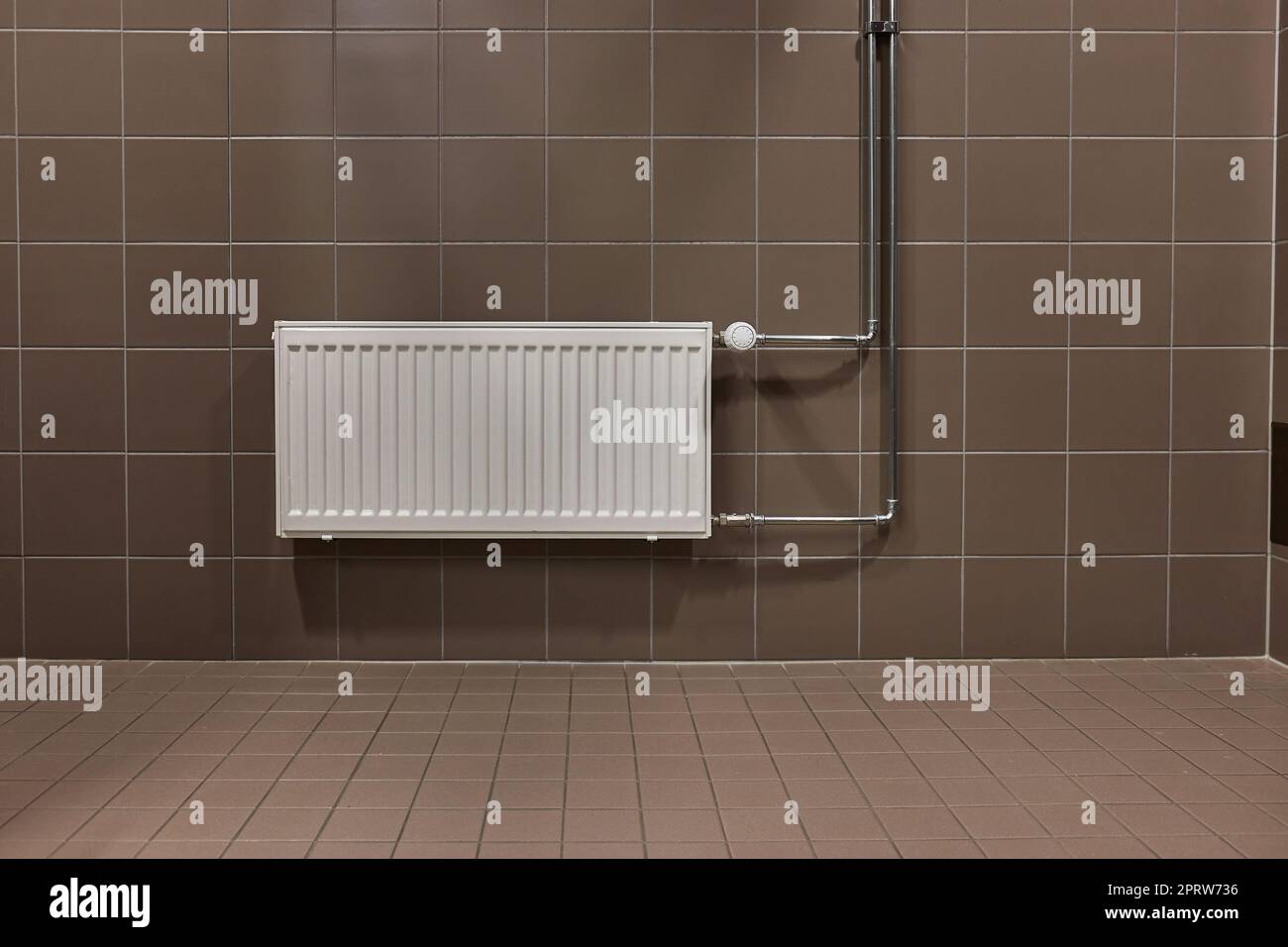 Heizkörper in einem Badezimmer mit Fliesen Stockfoto
