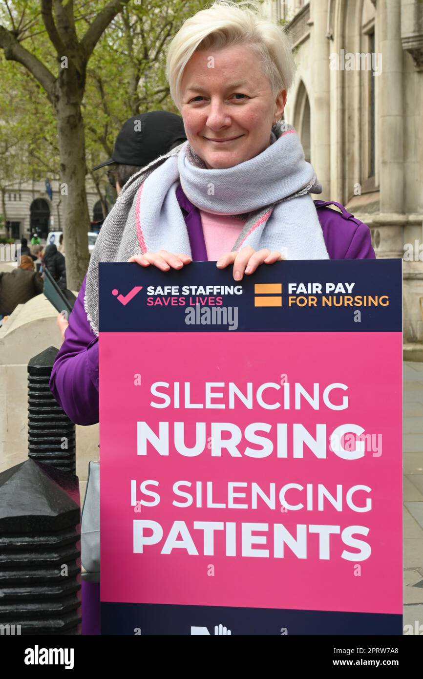 Royal Courts of Justice, London, Vereinigtes Königreich. 27. April 2023. RCN und Unterstützerdemonstrationen gegen Minister beantragen beim High Court, um einen Teil des Streiks der Krankenschwestern in England bei den Royal Courts of Justice, London, zu stoppen. Kredit: Siehe Li/Picture Capital/Alamy Live News Stockfoto