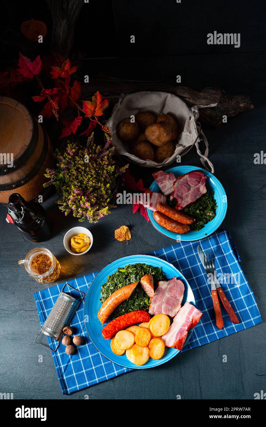 Köstlicher oldenburger Grünkohl mit Pinkelwurst Stockfoto