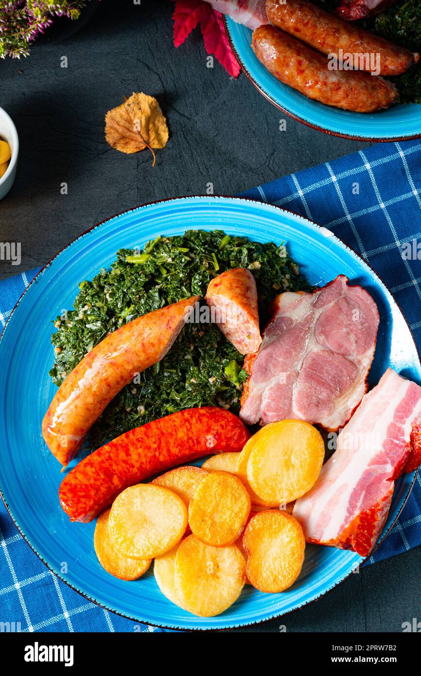 Köstlicher oldenburger Grünkohl mit Pinkelwurst Stockfoto