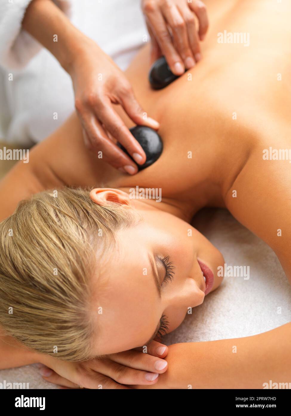 Nehmen Sie sich einen Tag für ein paar RampR. Eine schöne junge Frau, die sich in einem Spa entspannt. Stockfoto