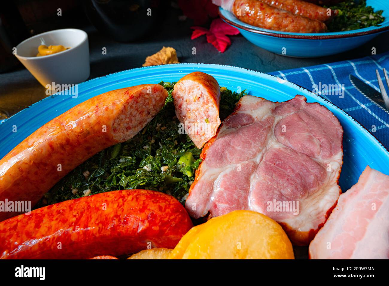 Köstlicher oldenburger Grünkohl mit Pinkelwurst Stockfoto