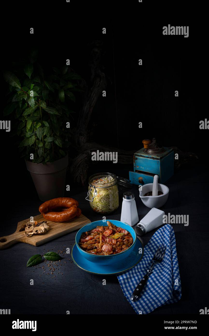 Polnische Bigos mit Wurst und Pilzen. Stockfoto