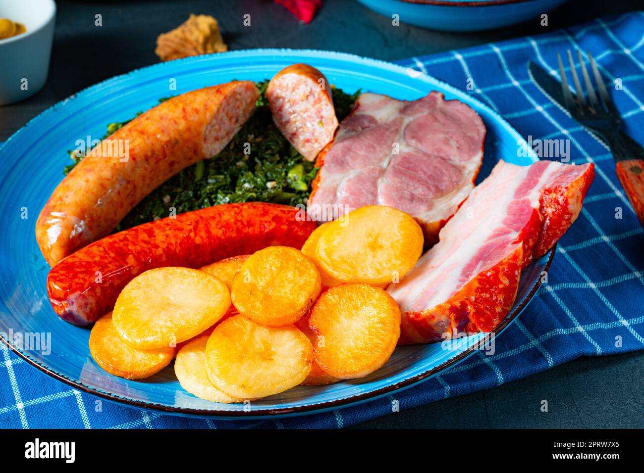 Köstlicher oldenburger Grünkohl mit Pinkelwurst Stockfoto