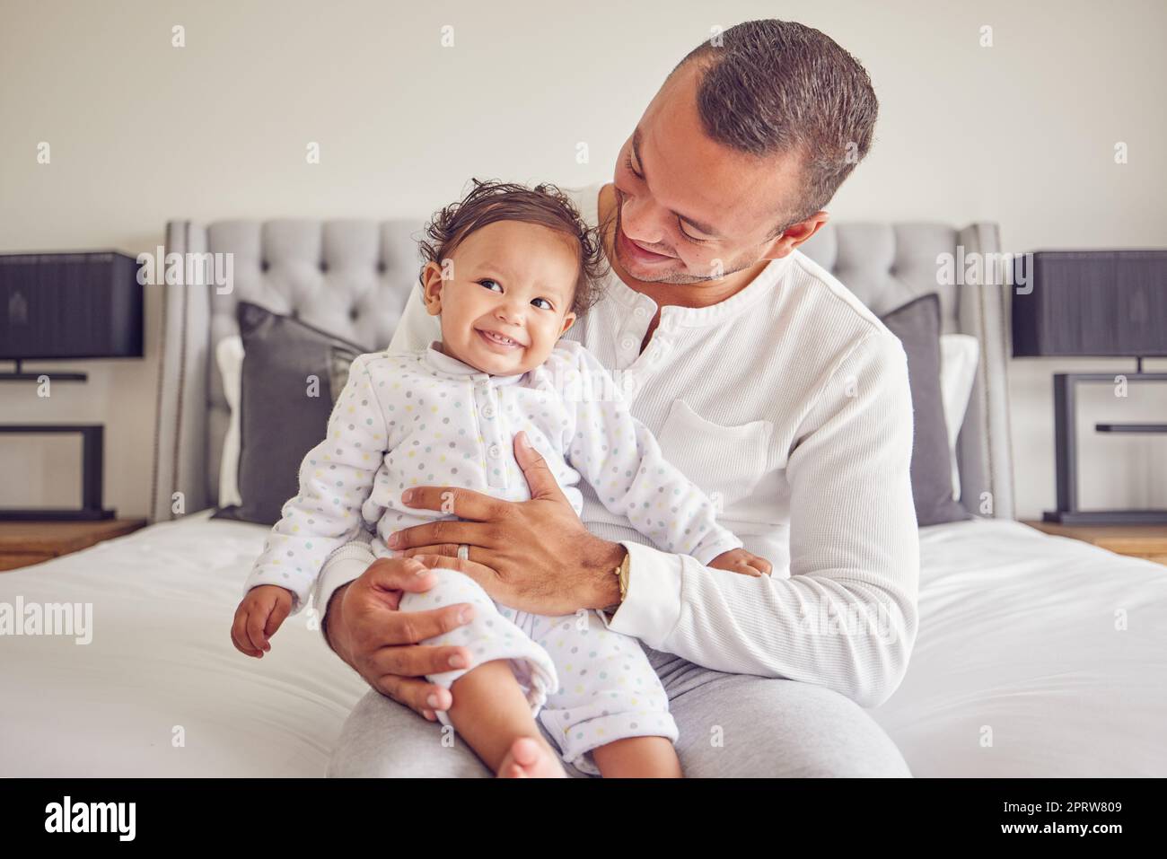 Glückliches Baby und Vater entspannen Sie sich in einem Schlafzimmerporträt für Liebe, Unterstützung und Kinderbetreuung. Aufgeregt, Glück des Vaters hält neugeborenes Mädchen, Kind oder Kind zusammen für eine gesunde Wachstumsentwicklung Stockfoto