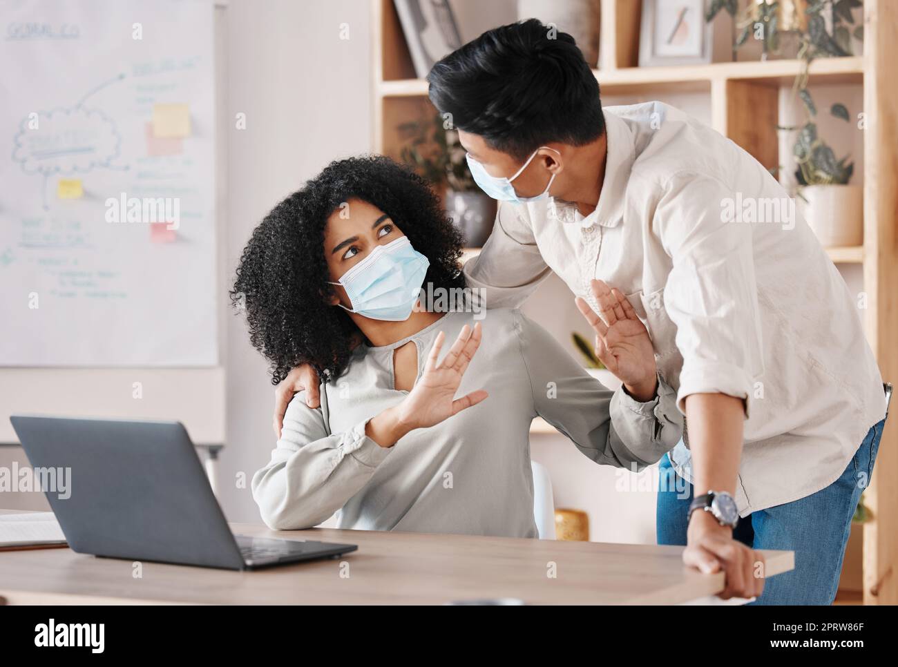 Covid Mitarbeiter stoppen Arbeitnehmer in der Politik der sozialen Distanzierung, Gesundheitsrisiko und Arbeitsplatzsicherheit Regeln des Büros. Corona Virus Warnung, Vorsicht und Frau ablehnen Umarmung, Berührung und Begrüßung von kranken Mann in Gefahr Stockfoto