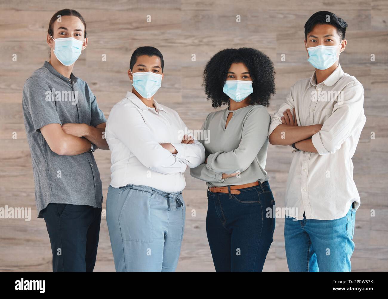 Portrait des Diversity-Teams mit Maske für covid Sicherheit, Gesundheit oder Schutz vor Bakterien, Viren oder covid 19. Eine Gruppe von Personen, Mitarbeitern oder Arbeitskräften, die solidarisch und unterstützend zusammenstehen Stockfoto