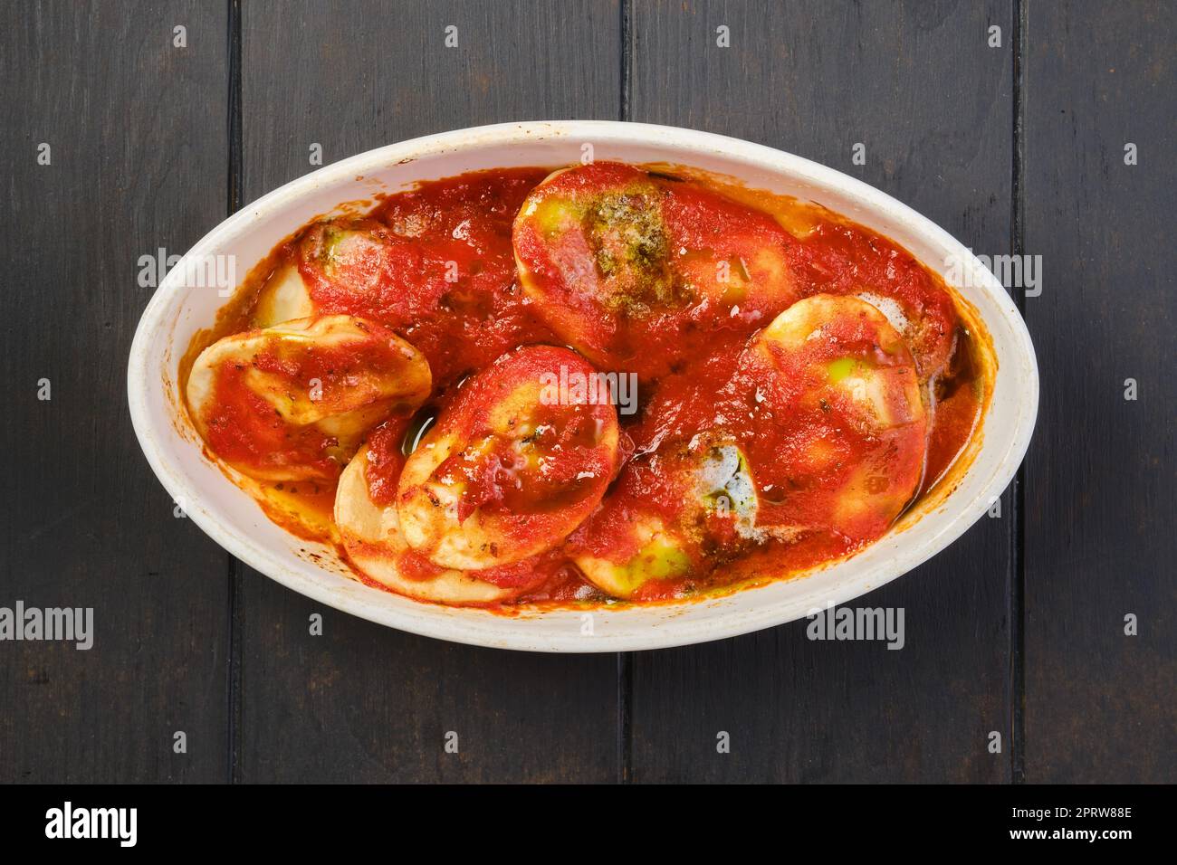 Draufsicht auf Lammklöße mit Tomatensoße, im Ofen gebacken Stockfoto