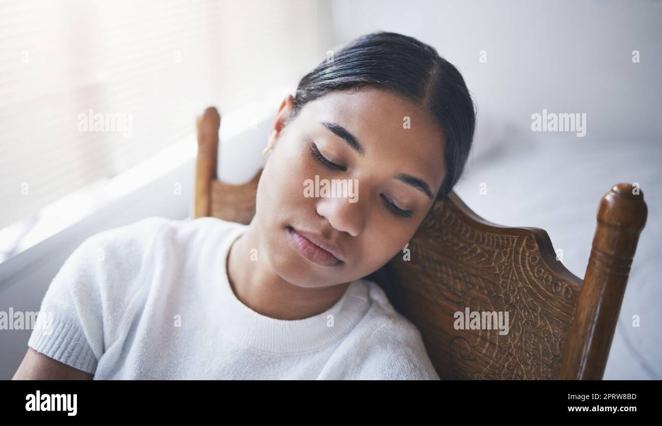 Depression, müde und schlafende Frau für psychische Gesundheit, Angst und Stress über das Leben scheitern, Krise und Trauma. Trauriger, depressiver und einsamer junger Mensch mit psychologischen Problemen, Burnout und kranker Müdigkeit Stockfoto