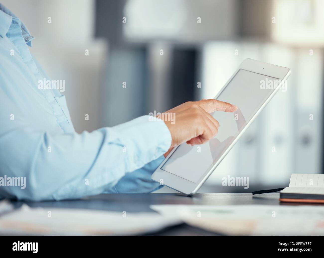 Hände, Tablet und Recherche mit einem Geschäftsmann, der in seinem Büro an Technologie arbeitet. Datenbank, Informationen und Internet mit der Hand eines männlichen Mitarbeiters auf einem drahtlosen Touchscreen-Gerät bei der Arbeit Stockfoto