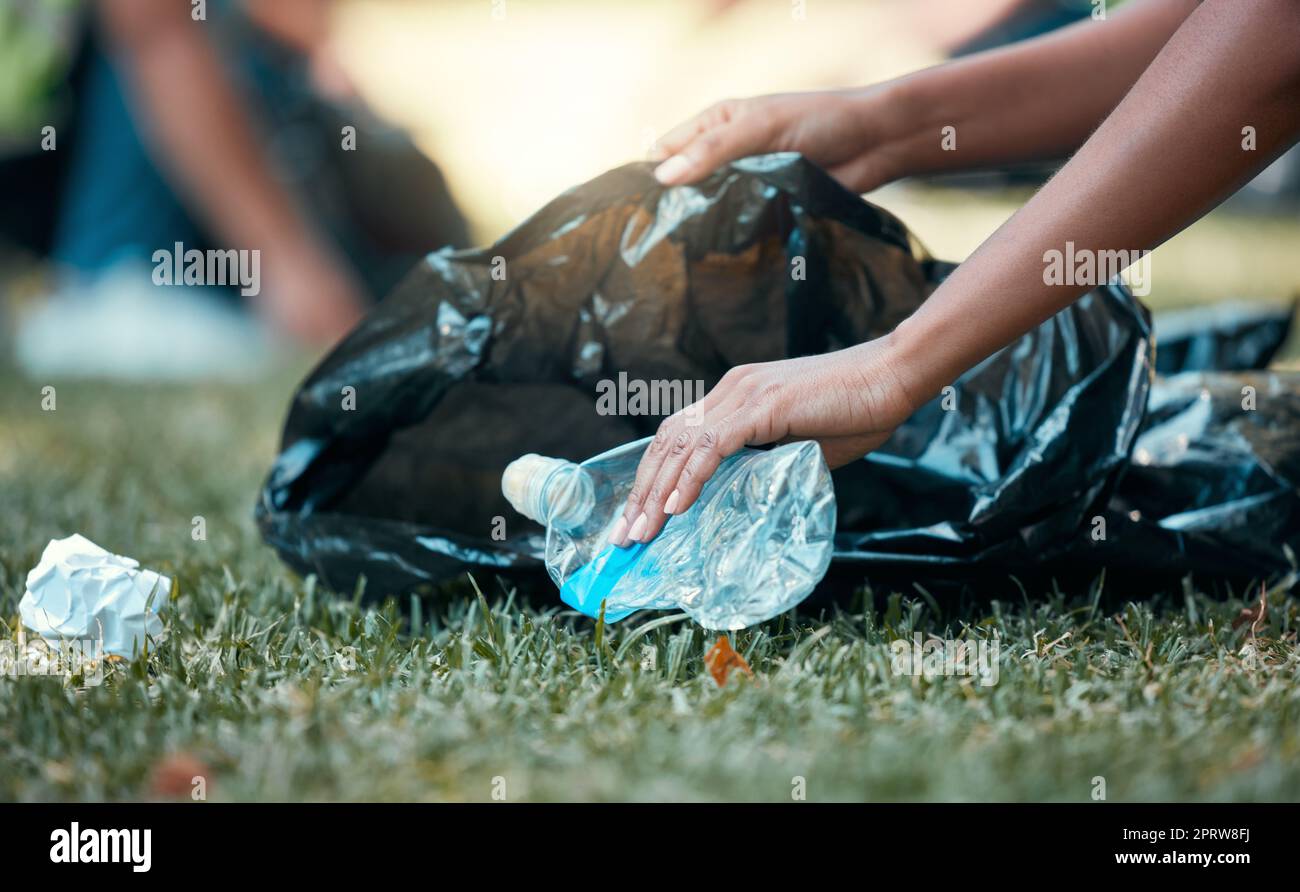 Hände, Plastikflasche und eine ehrenamtliche Recyclingfrau, die Müll und Umwelt Müllpark Problem aufräumt. Nachhaltigkeit, umweltfreundliches Recycling und ehrenamtliches Mädchen mit nachhaltigem schwarzen Abfallsack Stockfoto