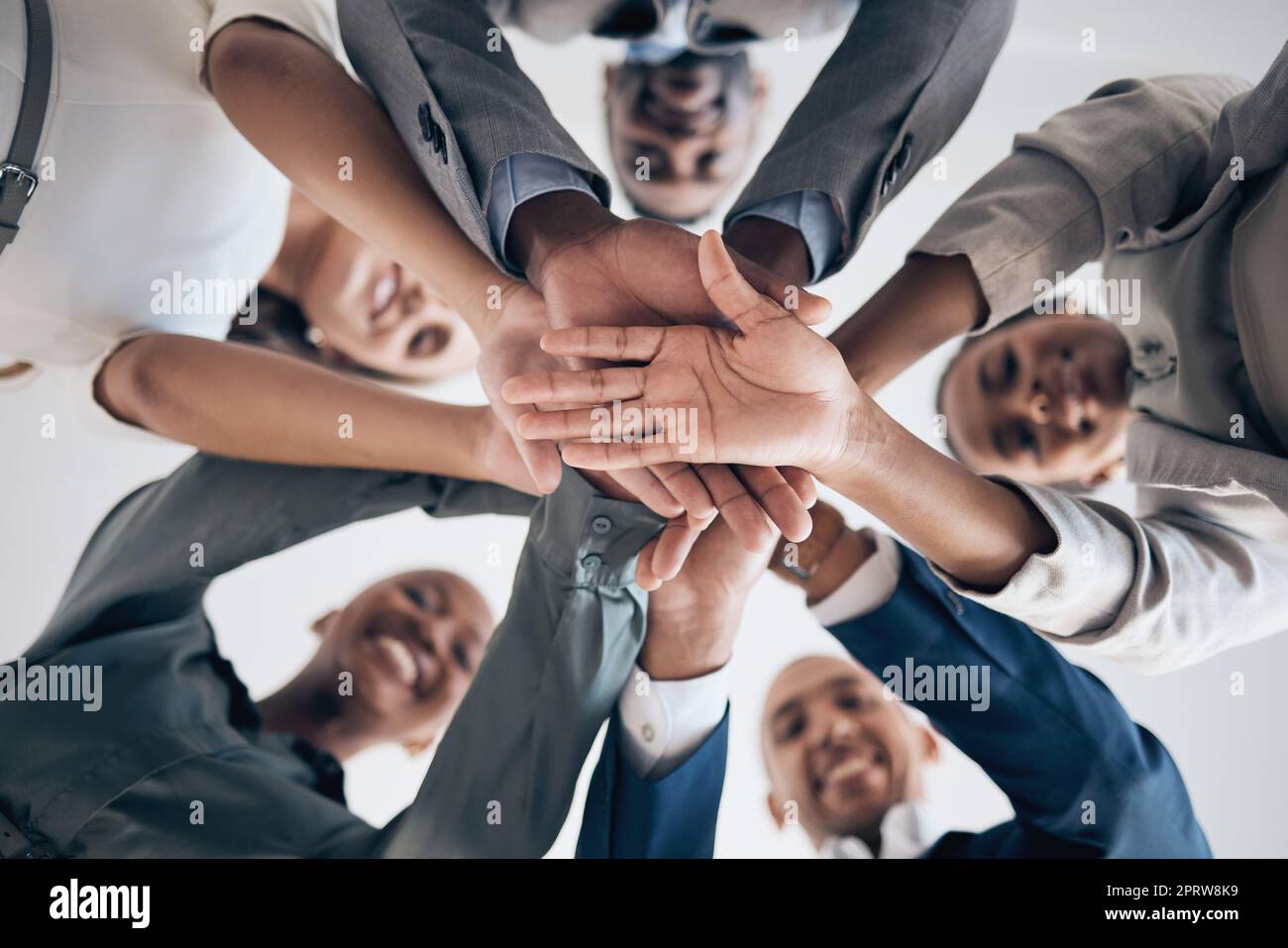 Arbeit, Motivation und Hände in Teamarbeit Unterstützung einer glücklichen Büroarbeitergruppe zusammen. Geschäftliche Zusammenarbeit, Gemeinschaft und Arbeitserfolg der Mitarbeiter des Unternehmens, die bereit sind, das Team-Projekt des Unternehmens zu starten Stockfoto