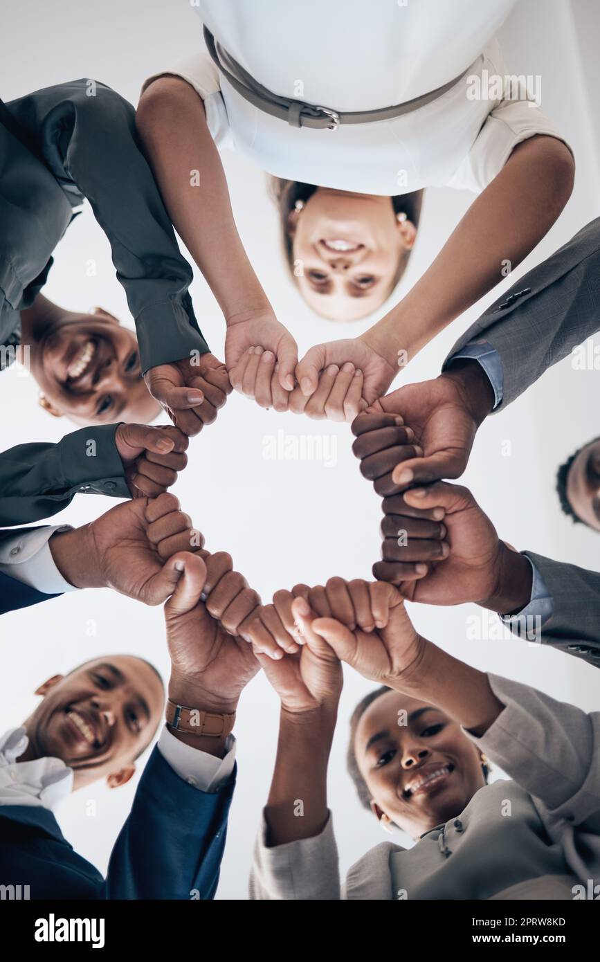 Teambildung, Community und Faust oder Hände für Unterstützung, Vertrauen und Teamarbeit für Networking, Zusammenarbeit und Vertrauen. Geschäftsleute, Diversität und Mitarbeiter mit Motivation, Vision und globalem Erfolg. Stockfoto