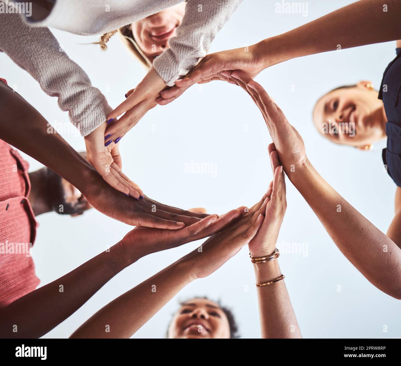 Vielfalt, Teamarbeit und Hand-in-Circle-Synergie von Mitarbeitern in Zusammenarbeit und Solidarität. Eine vielfältige Gruppe von Menschen geht Hand in Hand, wenn es um Vereinbarung, Hilfe und Team für Unterstützung durch die Gemeinschaft geht Stockfoto