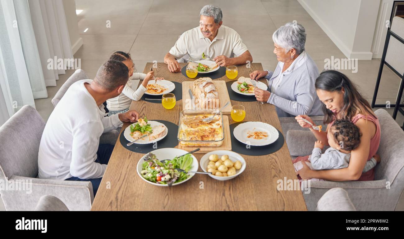 Familie, Abendessen und Menschen aus Mexiko, die bei einer Veranstaltung, Feiertagsfeier oder Hausmannskost essen. Mit Kindern, Großeltern und Eltern zu Hause am Tisch reden, reden und reden Stockfoto