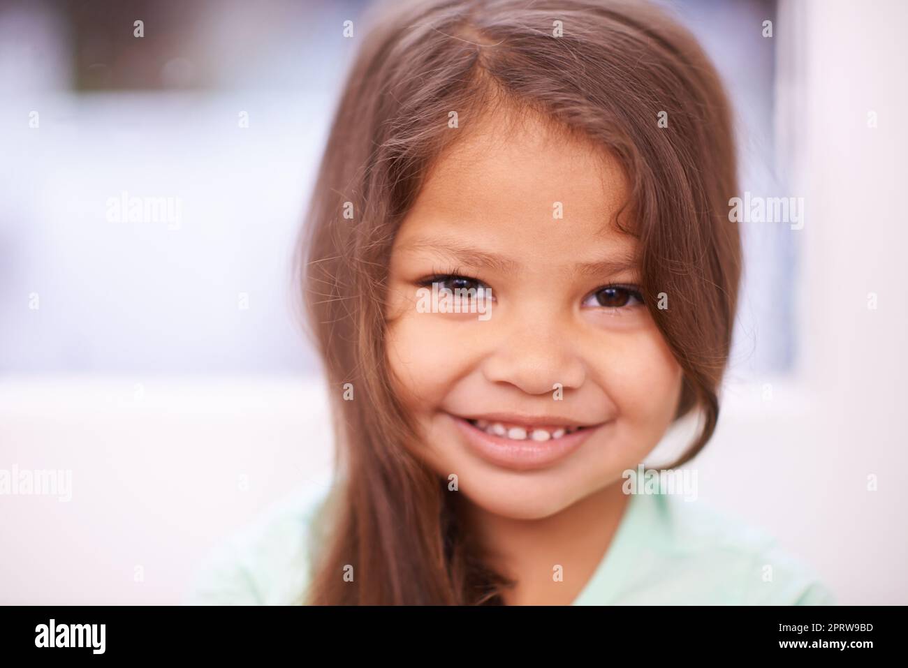 Scheut so eine Cutie. Portrait eines niedlichen kleinen Mädchens mit einem strahlenden Lächeln. Stockfoto
