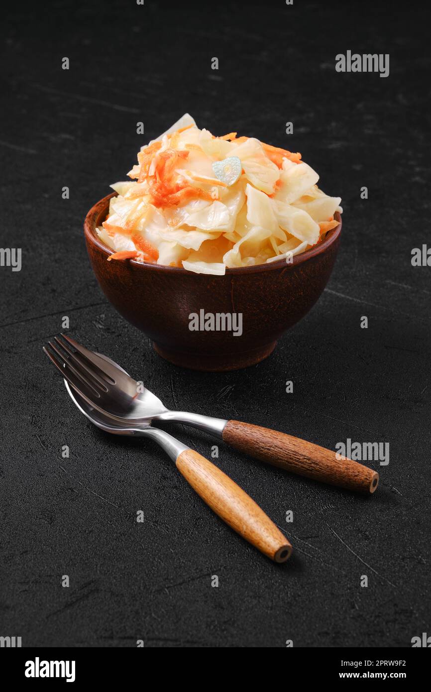 Legen Sie eine Schüssel mit hausgemachtem Sauerkraut Stockfoto